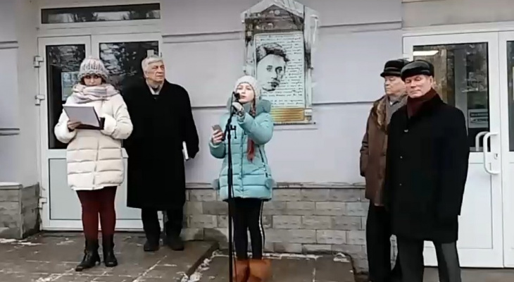 Вандалы разбили мемориальную доску, открытую к 100-летию Солженицына в Гусе Вандалы разбили мемориальную доску, открытую к 100-летию Солженицына в Гусе