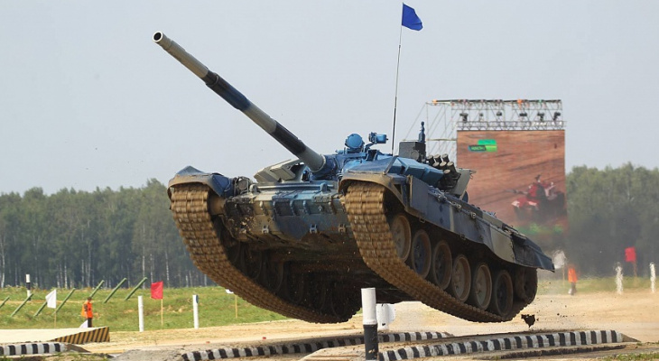 Три месяца девушки во Владимирской области будут кататься на танках