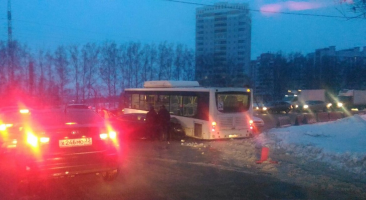 Пекинка встала в пробку: ДТП с автобусом заблокировало движение Пекинка встала в пробку: ДТП с автобусом заблокировало движение