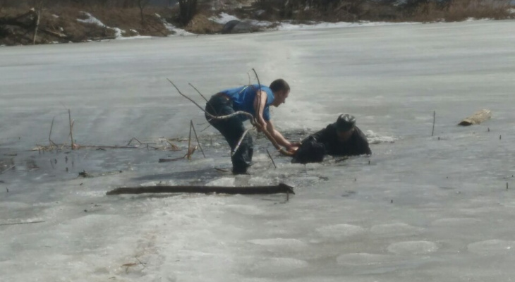 В Камешково пожарный спас мужчину, провалившегося под лед