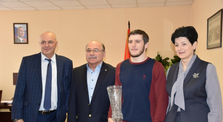 Абуязид Манцигов встретился с главами города после победы на чемпионате
