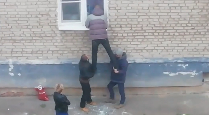 Владимирцы, пытавшиеся попасть домой через окно, нашумели в соцсетях