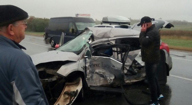 Большегруз против такси: в автосражении водитель легковушки получил серьезные травмы