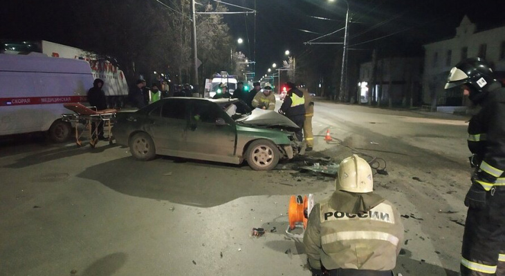 Страшная авария «Пежо» и «Логан» столкнулись на встречке