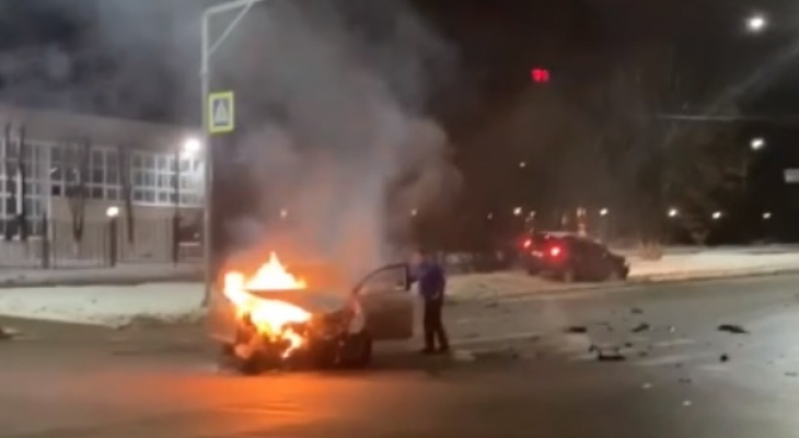 Во Владимире в результате аварии сгорел автомобиль