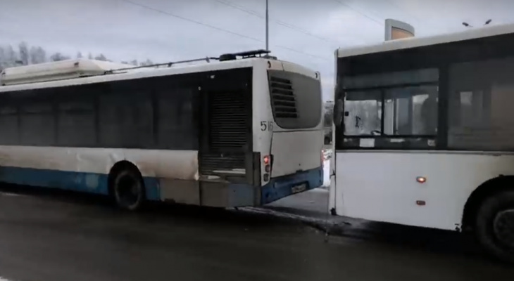 У Глобуса во Владимире столкнулись два автобуса