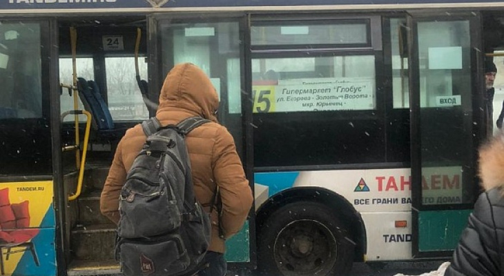 Автобус утром. Автобус 15 Владимир. Автобус Владимир 15 автобуса. Почувствовав запах Гари в общественном транспорте. Автобус Владимир о749нс.