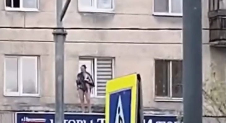 Женщина в нижнем белье расхаживает по Владимиру