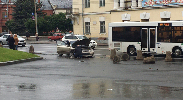 На Соборной площади автомобиль снес бетонные столбики