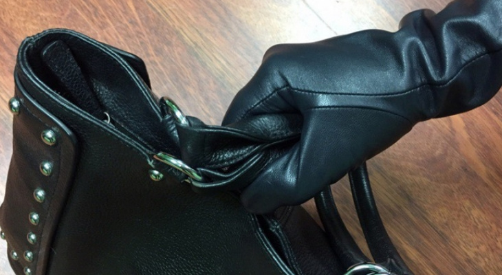 Житель Радужного украл женскую сумку и требовал вознаграждения за пропавшие вещи