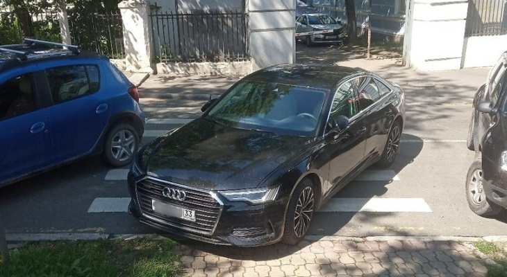 "Гении парковки" во Владимире: автохамы "захватывают" тротуары и переходы