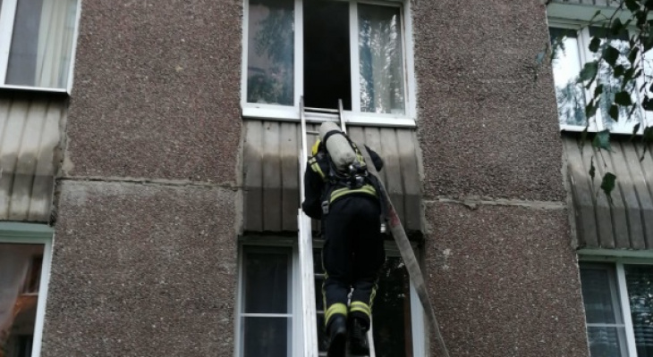 В Александрове пожарные спасли человека из горящего дома