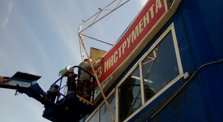 Во Владимире принудительно демонтируют рекламные вывески 25 магазинов