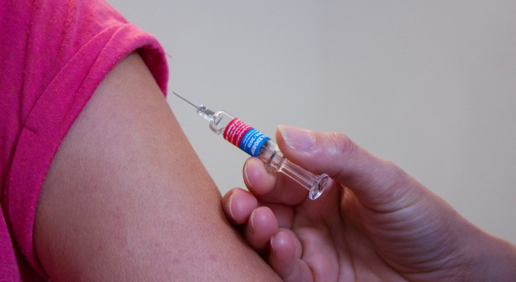 Врачи утверждают, что прививка от гриппа снижает риск заражения COVID 19