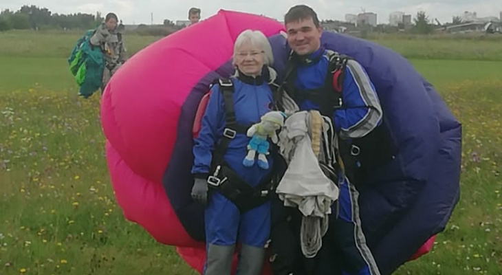 Неутомимые пенсионеры: они прыгают с парашютом и бегают на соревнованиях