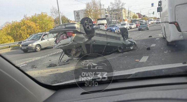 На Судогодском шоссе авария с опрокидыванием авто. Движение затруднено