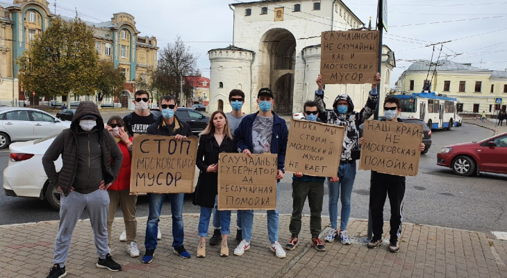 Владимирские активисты устроили флешмоб против московского мусора
