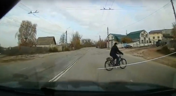 Велосипедист-виртуоз из Коврова чудом вырулил из-под колес автомобиля
