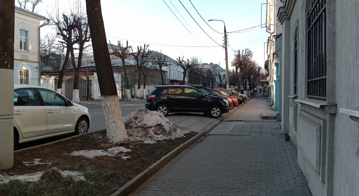 Ставить или не ставить: можно ли владимирцам парковаться на 1-Никольской? Ставить или не ставить: можно ли владимирцам парковаться на 1-Никольской?