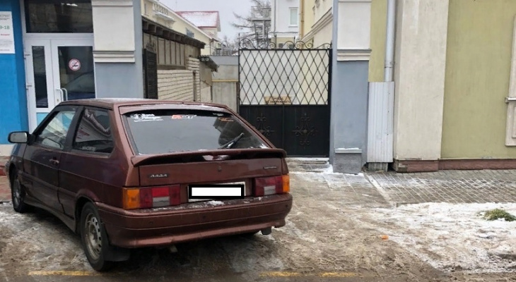Виртуозы парковки: автохамы из Владимира бросают машины, где попало Виртуозы парковки: автохамы из Владимира бросают машины, где попало