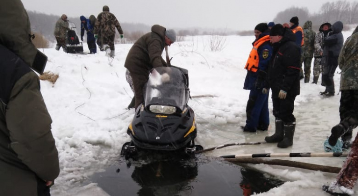 Во Владимирской области ищут двух провалившихся под лёд рыбаков