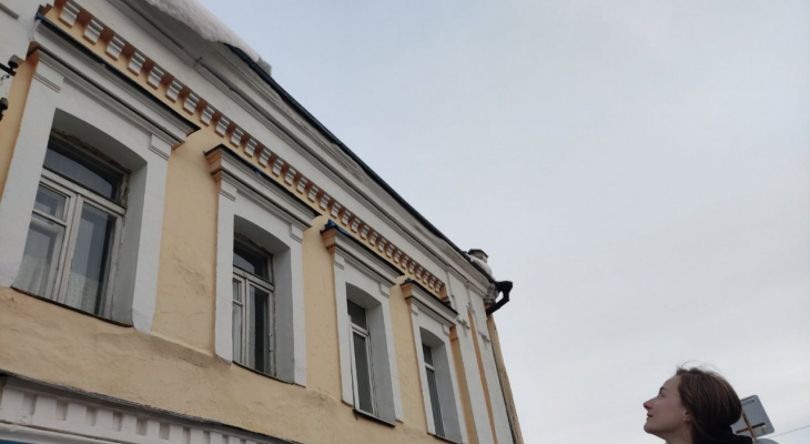 Во Владимире ледяная глыба с крыши пролетела в сантиметре от девушки