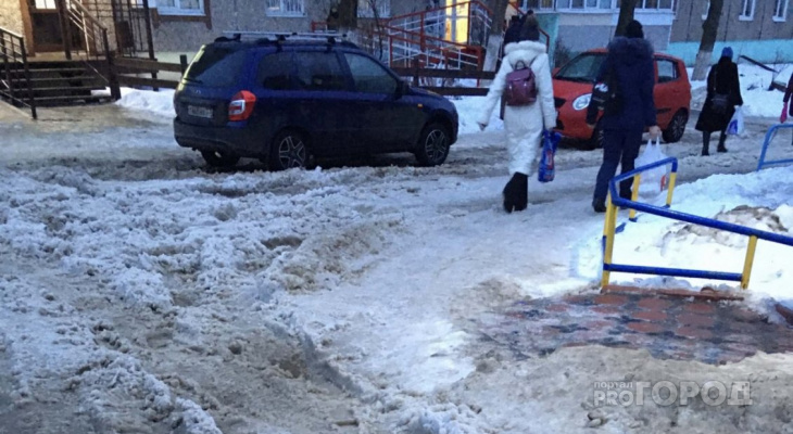 Новости владимира прогород. Снег из лужи. Неубранный снег во дворе. Снег в Владимирской области вчера. Снежная колея во дворе.