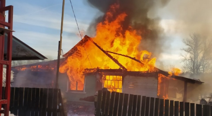 За ночь в нескольких районах Владимирской области спасатели выезжали на серьезные пожары