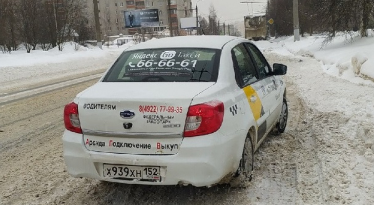 Во Владимире такси едва не сбило женщину на пешеходном переходе Во Владимире такси едва не сбило женщину на пешеходном переходе