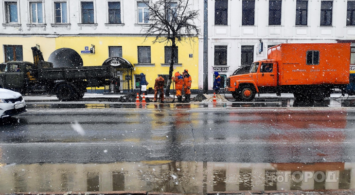 В центре Владимира работники "Владимирводоканала" ведут работы на дороге В центре Владимира работники "Владимирводоканала" ведут работы на дороге