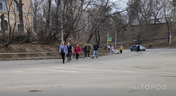 Пешеходы в самом центре города вынуждены шагать по проезжей части Пешеходы в самом центре города вынуждены шагать по проезжей части