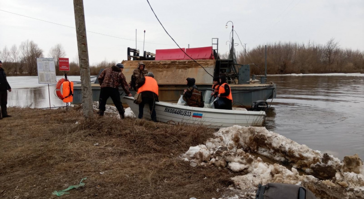 В Вязниках убрали понтонный мост и организовали лодочную переправу В Вязниках убрали понтонный мост и организовали лодочную переправу