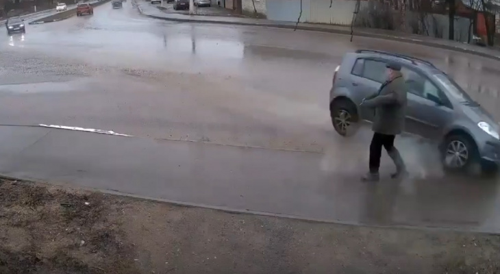 Пожилой пешеход едва не оказался под колесами вылетевшей на тротуар легковушки Пожилой пешеход едва не оказался под колесами вылетевшей на тротуар легковушки