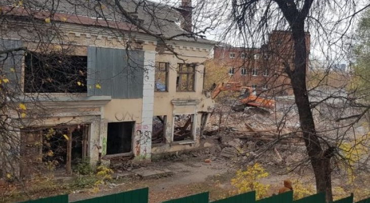 Во Владимире наконец снесли бывшую спортшколу Во Владимире наконец снесли бывшую спортшколу