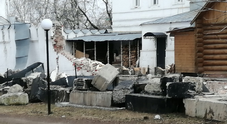 В Муроме обрушилась стена монастыря Петра и Февронии В Муроме обрушилась стена монастыря Петра и Февронии