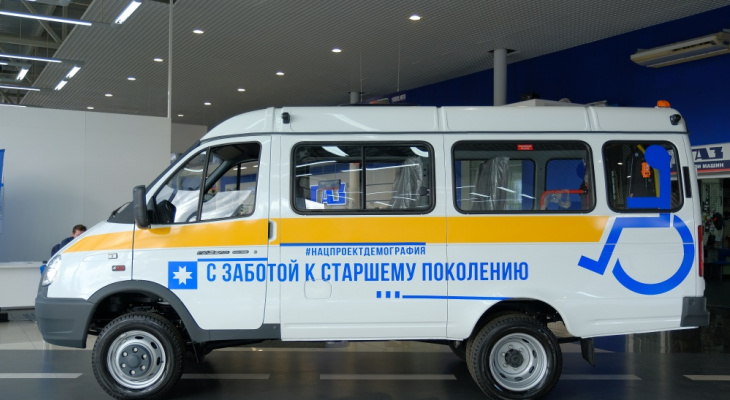 Пожилых людей возят на вакцинацию на социальном транспорте Пожилых людей возят на вакцинацию на социальном транспорте