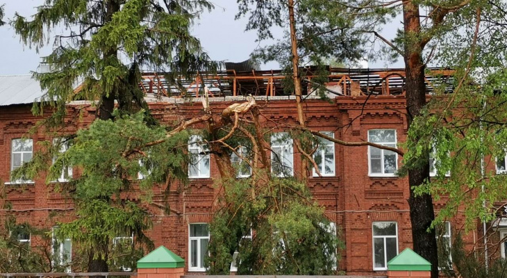 В Гороховце ураганный ветер снёс крышу с больницы