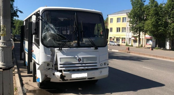 В Коврове пассажирский автобус врезался в столб В Коврове пассажирский автобус врезался в столб