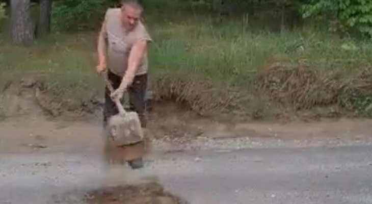 Мужчина из Киржача закидывал глубокие дорожные ямы землёй Мужчина из Киржача закидывал глубокие дорожные ямы землёй