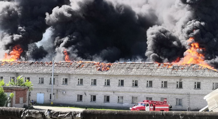 В Гусь-Хрустальном крупный пожар: сгорела крыша столовой