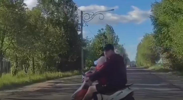 В Александровском районе скутерист с ребенком чудом не погиб под колесами легковушки В Александровском районе скутерист с ребенком чудом не погиб под колесами легковушки