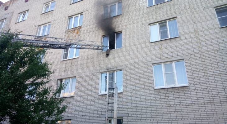 Сегодня владимирские пожарные эвакуировали почти 60 жителей многоэтажек Сегодня владимирские пожарные эвакуировали почти 60 жителей многоэтажек