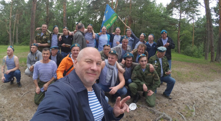 "Не забуду свой первый прыжок, в ночном небе - около 2000 десантников" "Не забуду свой первый прыжок, в ночном небе - около 2000 десантников"