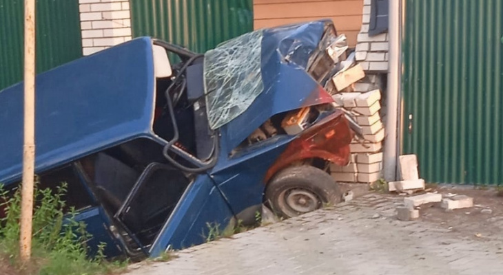 Машина всмятку: автомобилист на "Жигулях" влетел в забор Машина всмятку: автомобилист на "Жигулях" влетел в забор