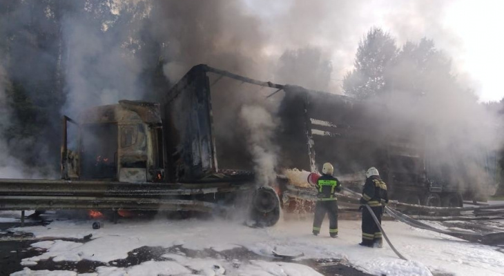 На трассе М-7 в Петушинском районе дотла сгорел большегруз