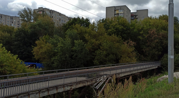Для ремонта пешеходного моста возле Веризино ищут подрядчика Для ремонта пешеходного моста возле Веризино ищут подрядчика
