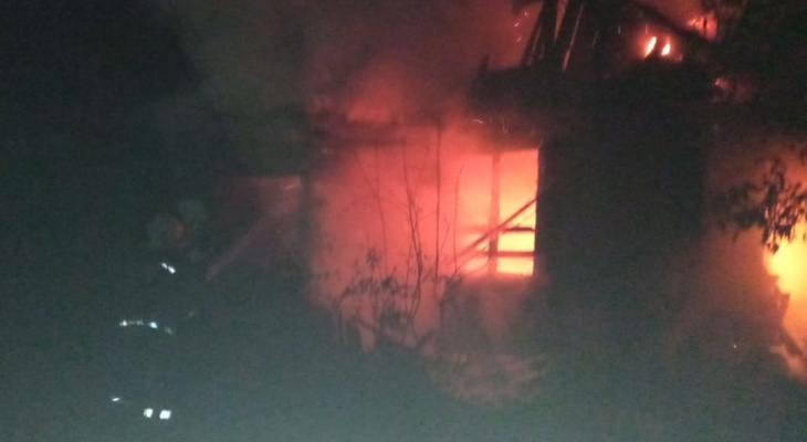 В деревне в Вязниковском районе на сильном пожаре сгорел человек