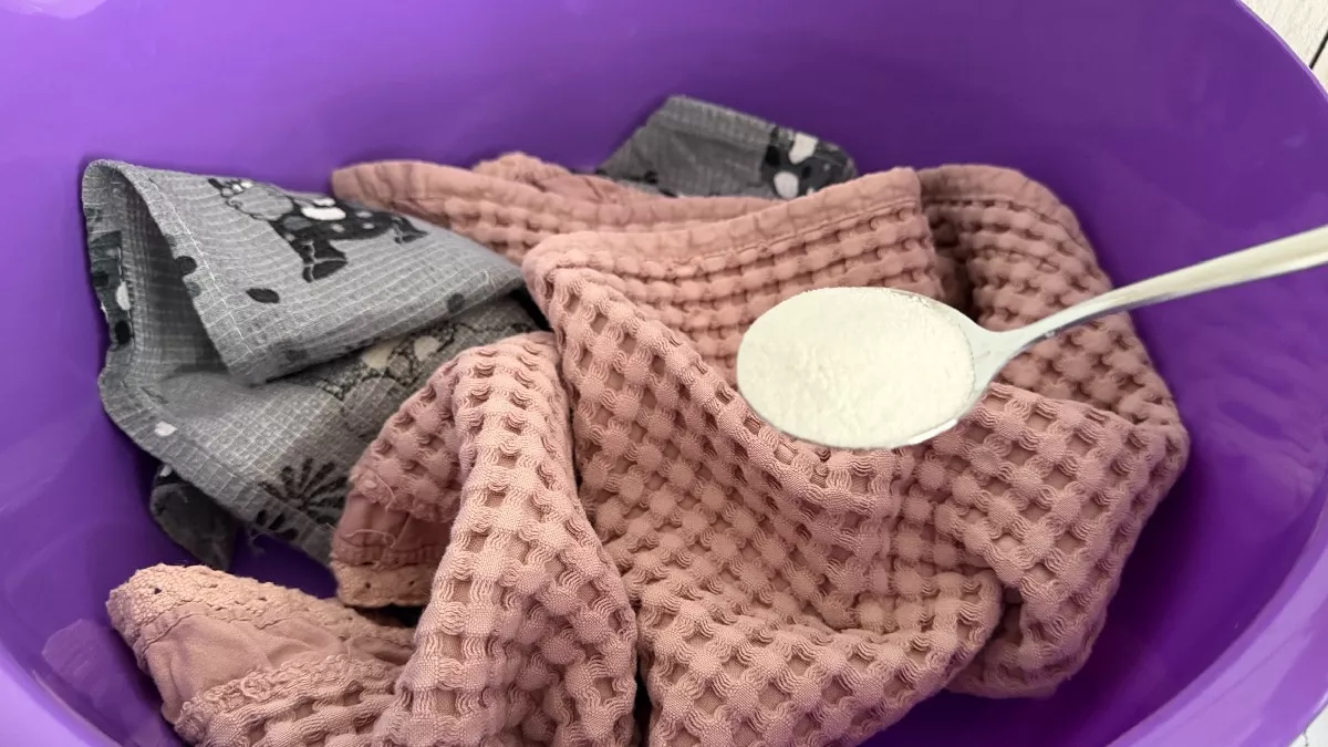 Вываривать полотенца больше не нужно: 2 ложки на таз – и они будут как новые