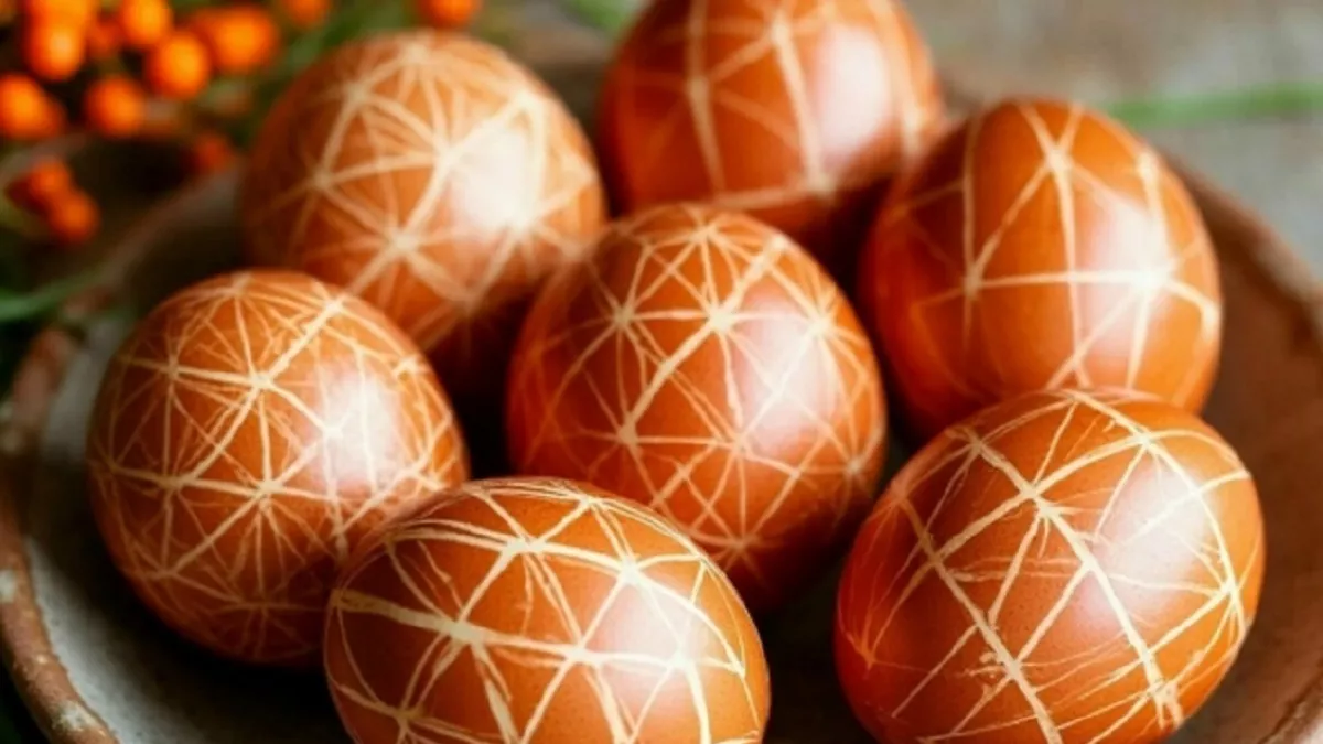 Простой и бюджетный способ покрасить яйца на Пасху: нужен только бинт и луковая шелуха. И никакой химии