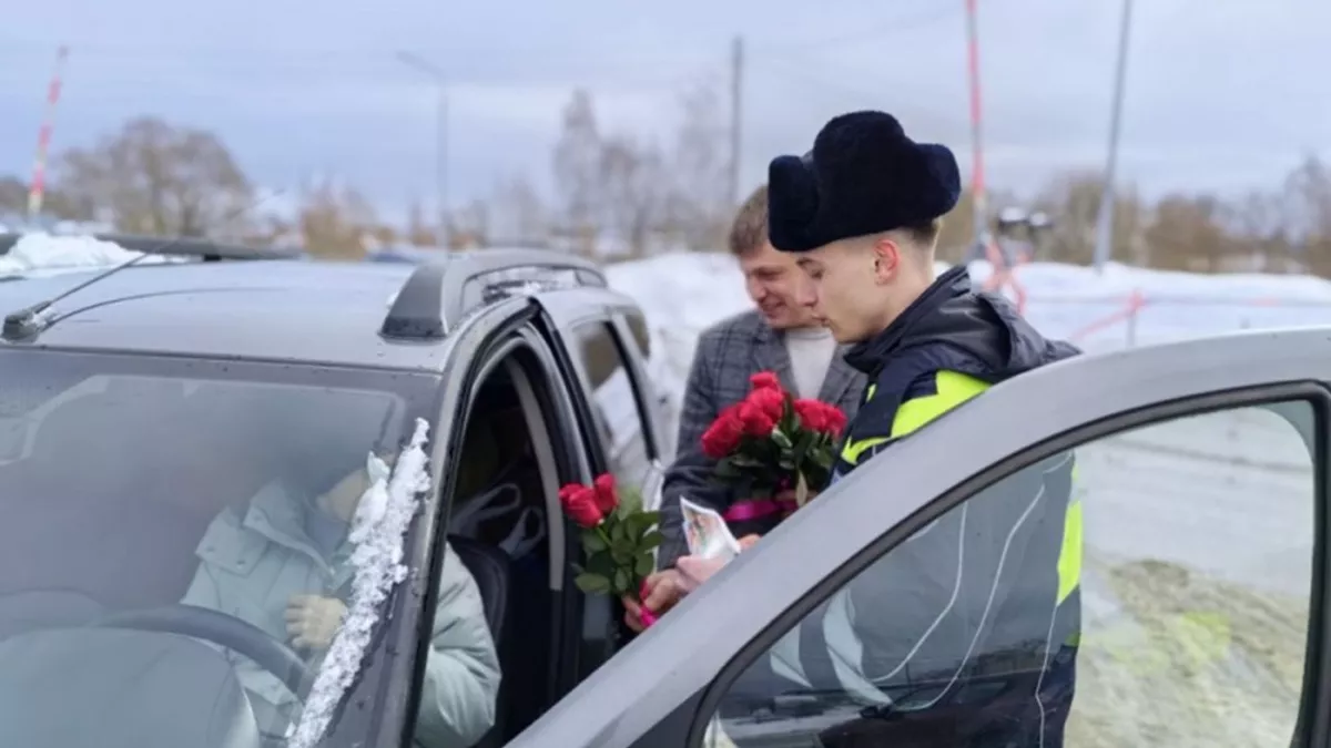 В Гусь-Хрустальном прошла праздничная акция ДПС «Цветы для автоледи»